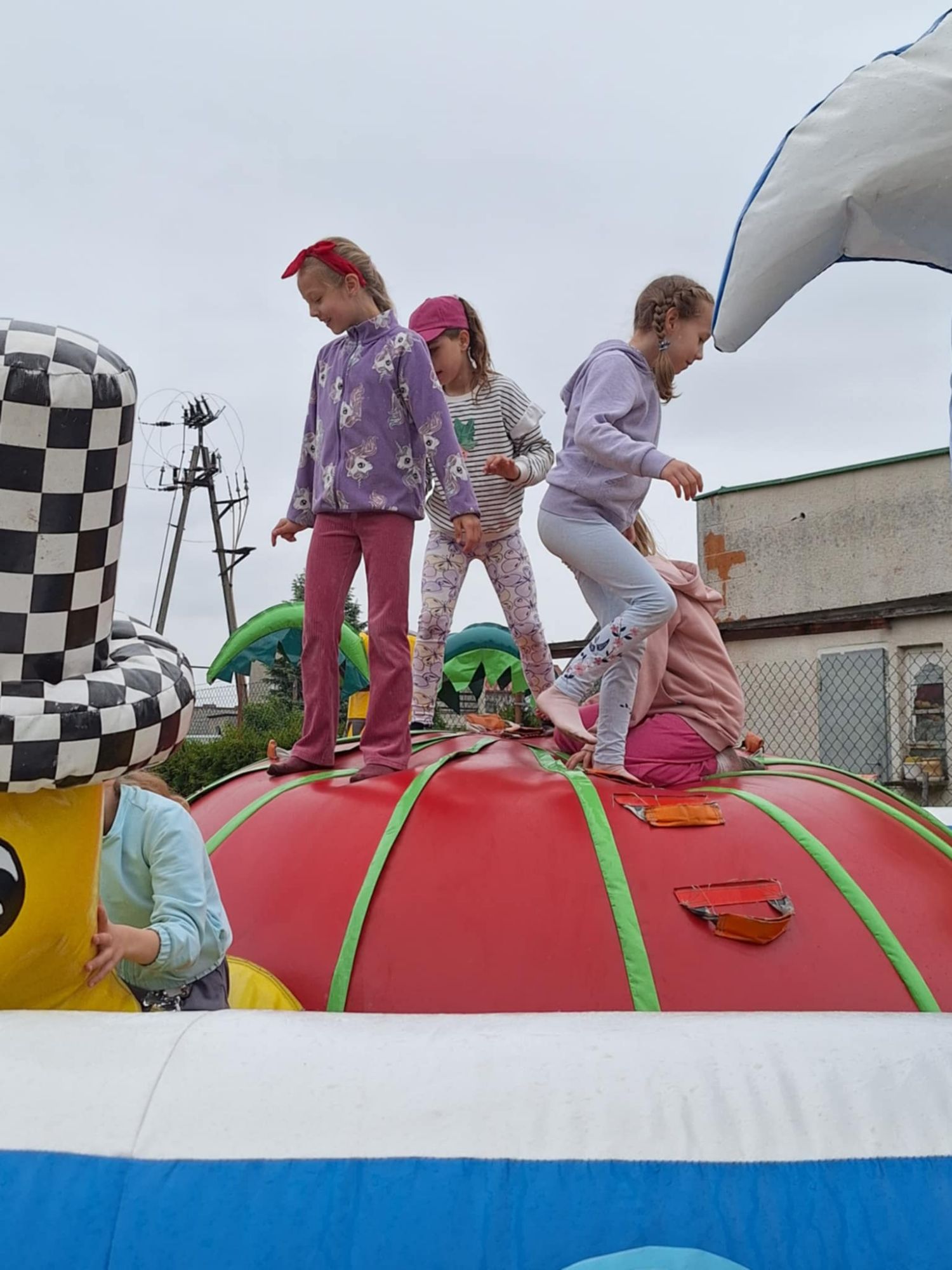 Tegoroczny Dzień Dziecka przywitał nas deszczową aurą, ale mimo chmur i kropel spadających z nieba – radości nie brakowało! Dzieci z entuzjazmem uczestniczyły we wszystkich aktywnościach, a śmiech i dobra zabawa rozgrzewały serca bardziej niż promienie słońca. Udowodniliśmy, że nawet deszczowy dzień może być pełen kolorów i radości, jeśli spędza się go w gronie przyjaciół. To był wyjątkowy Dzień Dziecka – pełen niespodzianek, śmiechu i niezapomnianych chwil! Dziękujemy wszystkim, którzy przyczynili się do zorganizowania tego dnia. Specjalne podziękowania składamy p. Dyrektorowi i Radzie Rodziców za sfinansowanie wszystkich atrakcji.
