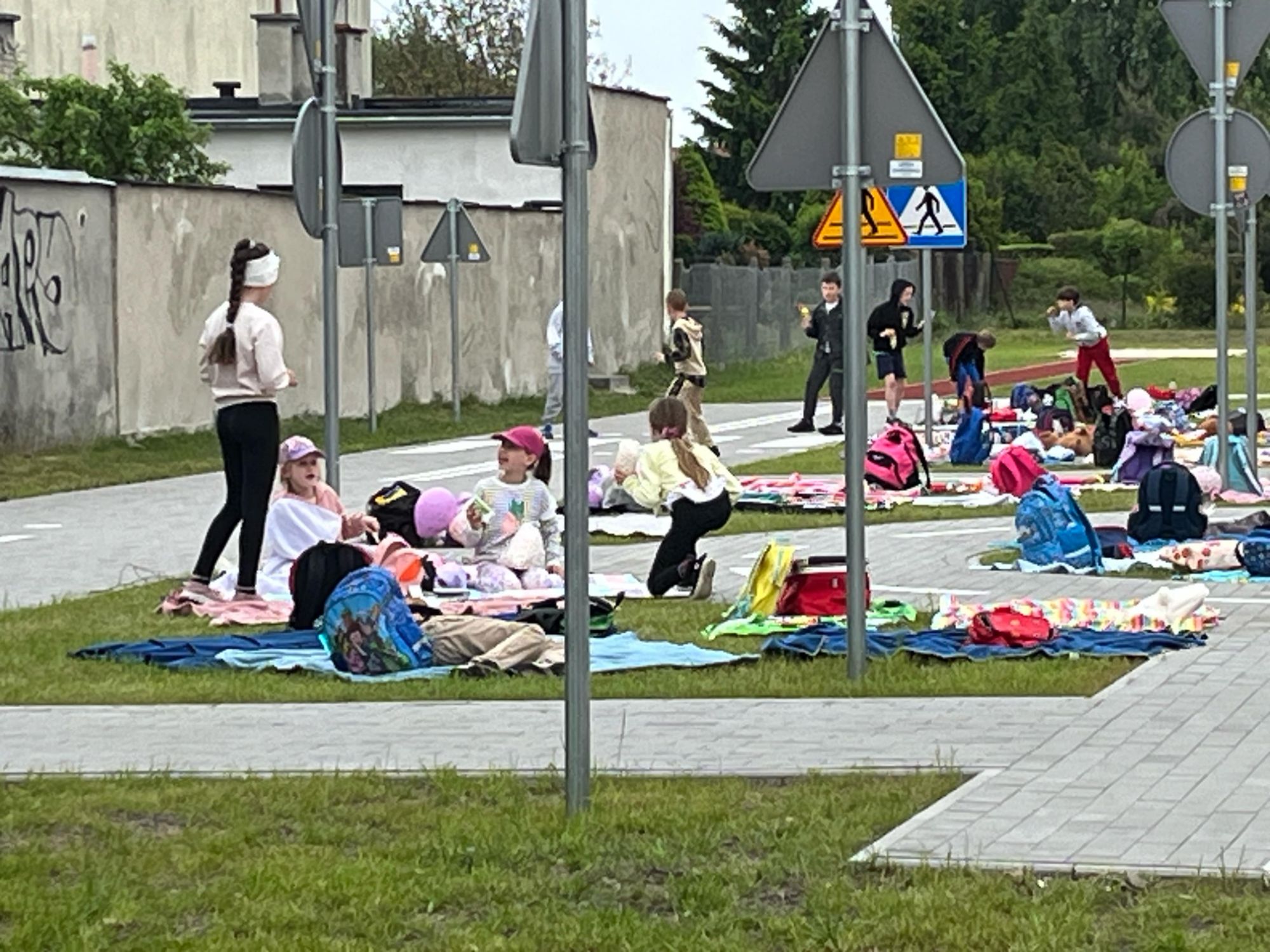 Tegoroczny Dzień Dziecka przywitał nas deszczową aurą, ale mimo chmur i kropel spadających z nieba – radości nie brakowało! Dzieci z entuzjazmem uczestniczyły we wszystkich aktywnościach, a śmiech i dobra zabawa rozgrzewały serca bardziej niż promienie słońca. Udowodniliśmy, że nawet deszczowy dzień może być pełen kolorów i radości, jeśli spędza się go w gronie przyjaciół. To był wyjątkowy Dzień Dziecka – pełen niespodzianek, śmiechu i niezapomnianych chwil! Dziękujemy wszystkim, którzy przyczynili się do zorganizowania tego dnia. Specjalne podziękowania składamy p. Dyrektorowi i Radzie Rodziców za sfinansowanie wszystkich atrakcji.