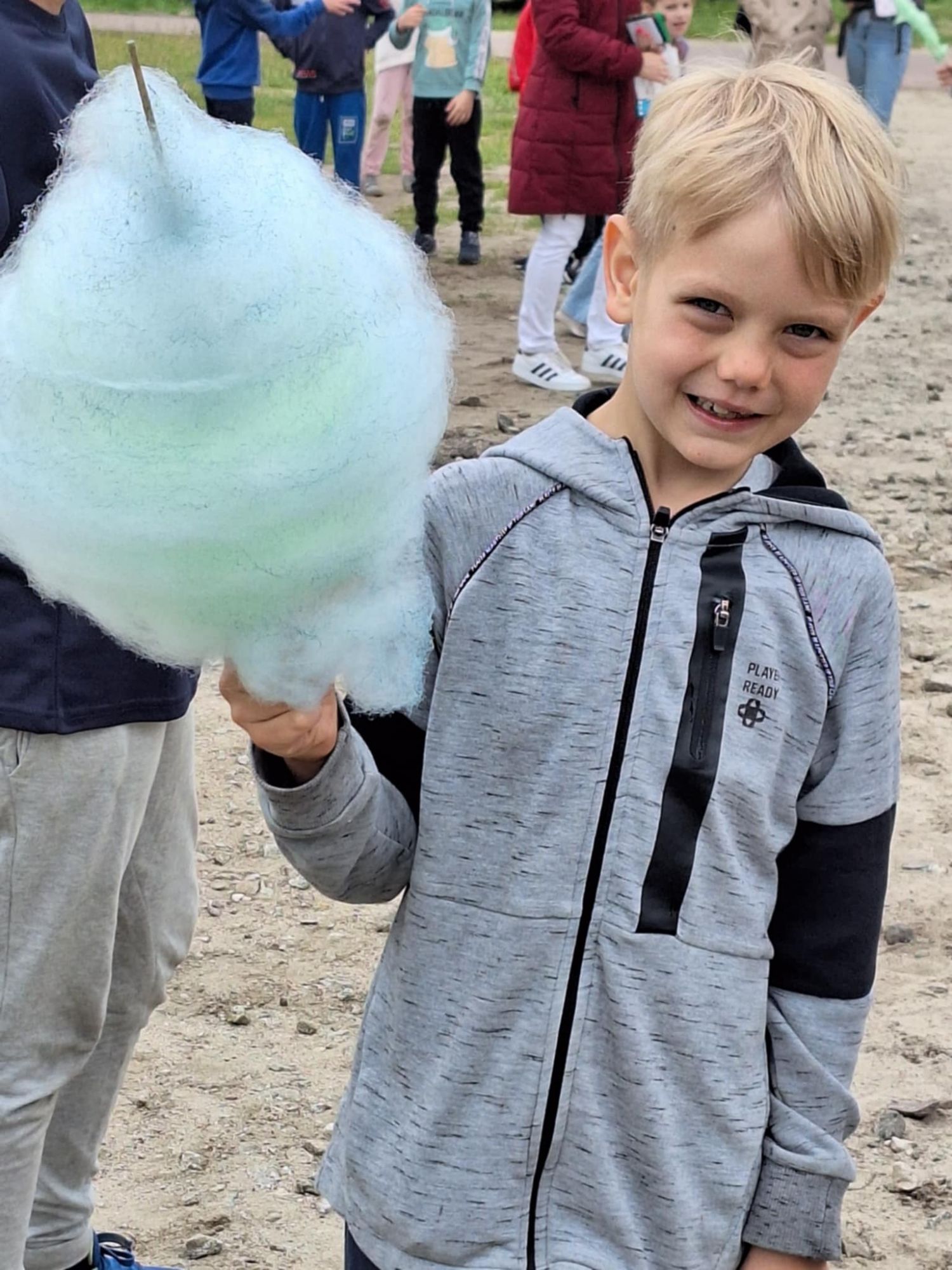 Tegoroczny Dzień Dziecka przywitał nas deszczową aurą, ale mimo chmur i kropel spadających z nieba – radości nie brakowało! Dzieci z entuzjazmem uczestniczyły we wszystkich aktywnościach, a śmiech i dobra zabawa rozgrzewały serca bardziej niż promienie słońca. Udowodniliśmy, że nawet deszczowy dzień może być pełen kolorów i radości, jeśli spędza się go w gronie przyjaciół. To był wyjątkowy Dzień Dziecka – pełen niespodzianek, śmiechu i niezapomnianych chwil! Dziękujemy wszystkim, którzy przyczynili się do zorganizowania tego dnia. Specjalne podziękowania składamy p. Dyrektorowi i Radzie Rodziców za sfinansowanie wszystkich atrakcji.