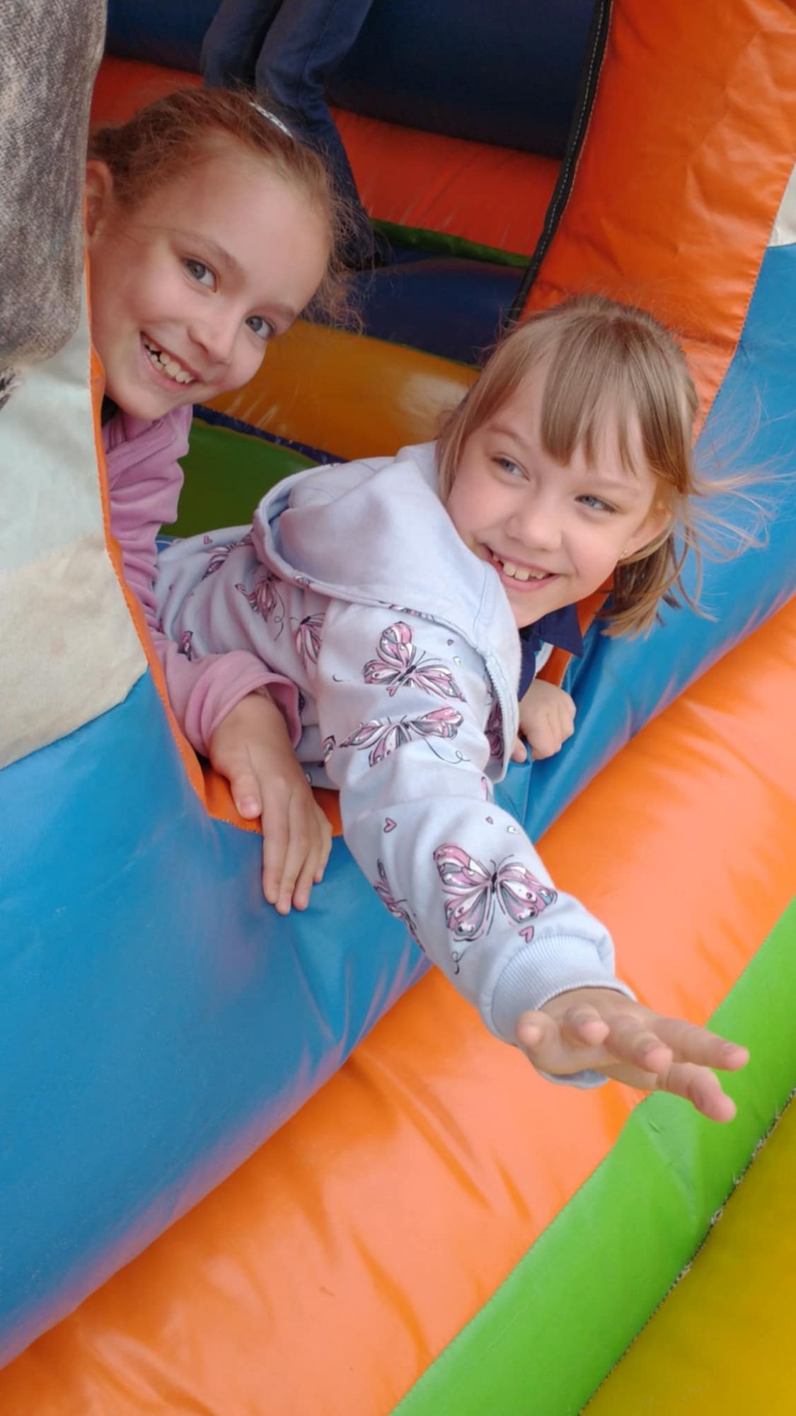 Tegoroczny Dzień Dziecka przywitał nas deszczową aurą, ale mimo chmur i kropel spadających z nieba – radości nie brakowało! Dzieci z entuzjazmem uczestniczyły we wszystkich aktywnościach, a śmiech i dobra zabawa rozgrzewały serca bardziej niż promienie słońca. Udowodniliśmy, że nawet deszczowy dzień może być pełen kolorów i radości, jeśli spędza się go w gronie przyjaciół. To był wyjątkowy Dzień Dziecka – pełen niespodzianek, śmiechu i niezapomnianych chwil! Dziękujemy wszystkim, którzy przyczynili się do zorganizowania tego dnia. Specjalne podziękowania składamy p. Dyrektorowi i Radzie Rodziców za sfinansowanie wszystkich atrakcji.