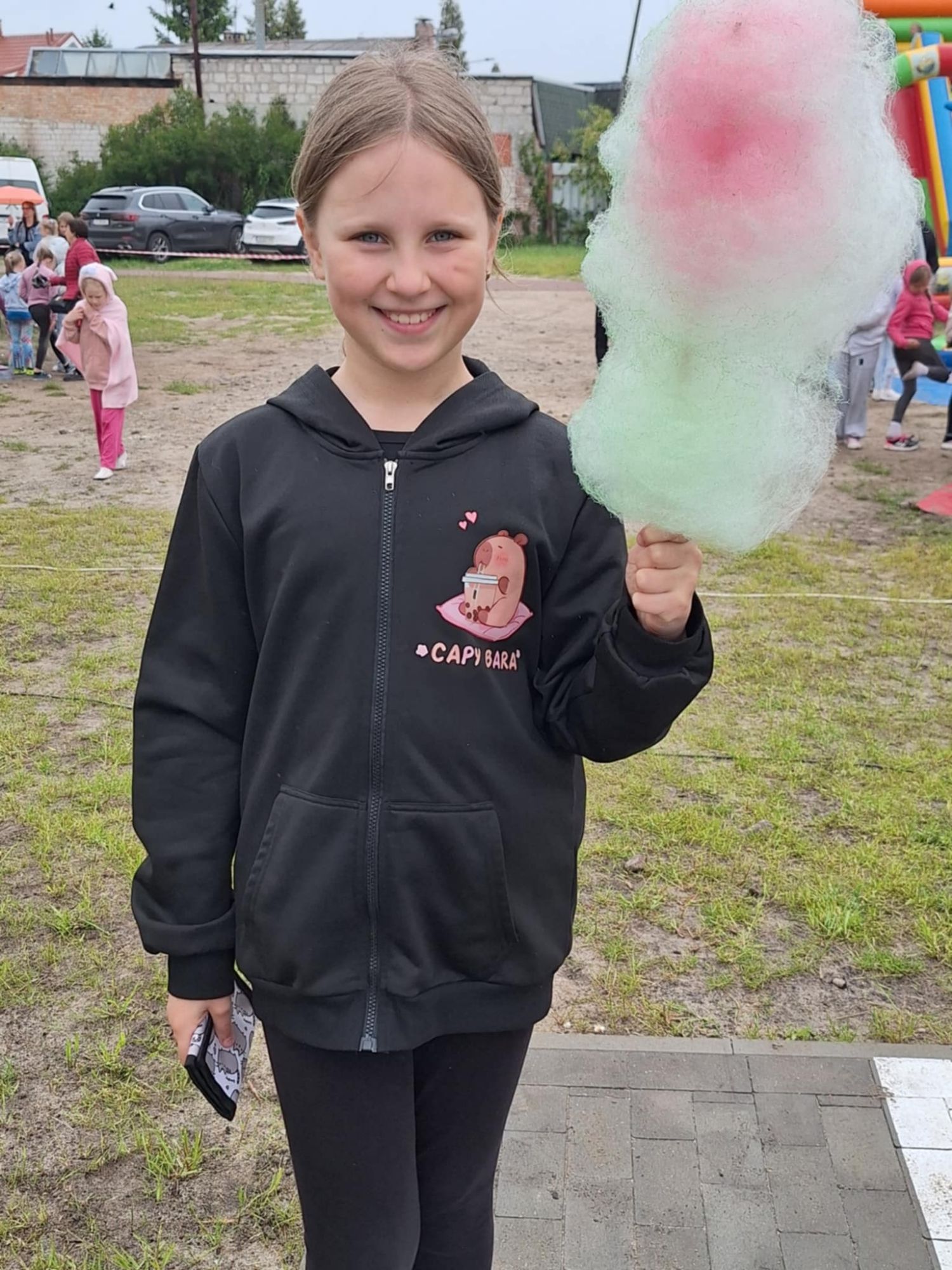 Tegoroczny Dzień Dziecka przywitał nas deszczową aurą, ale mimo chmur i kropel spadających z nieba – radości nie brakowało! Dzieci z entuzjazmem uczestniczyły we wszystkich aktywnościach, a śmiech i dobra zabawa rozgrzewały serca bardziej niż promienie słońca. Udowodniliśmy, że nawet deszczowy dzień może być pełen kolorów i radości, jeśli spędza się go w gronie przyjaciół. To był wyjątkowy Dzień Dziecka – pełen niespodzianek, śmiechu i niezapomnianych chwil! Dziękujemy wszystkim, którzy przyczynili się do zorganizowania tego dnia. Specjalne podziękowania składamy p. Dyrektorowi i Radzie Rodziców za sfinansowanie wszystkich atrakcji.