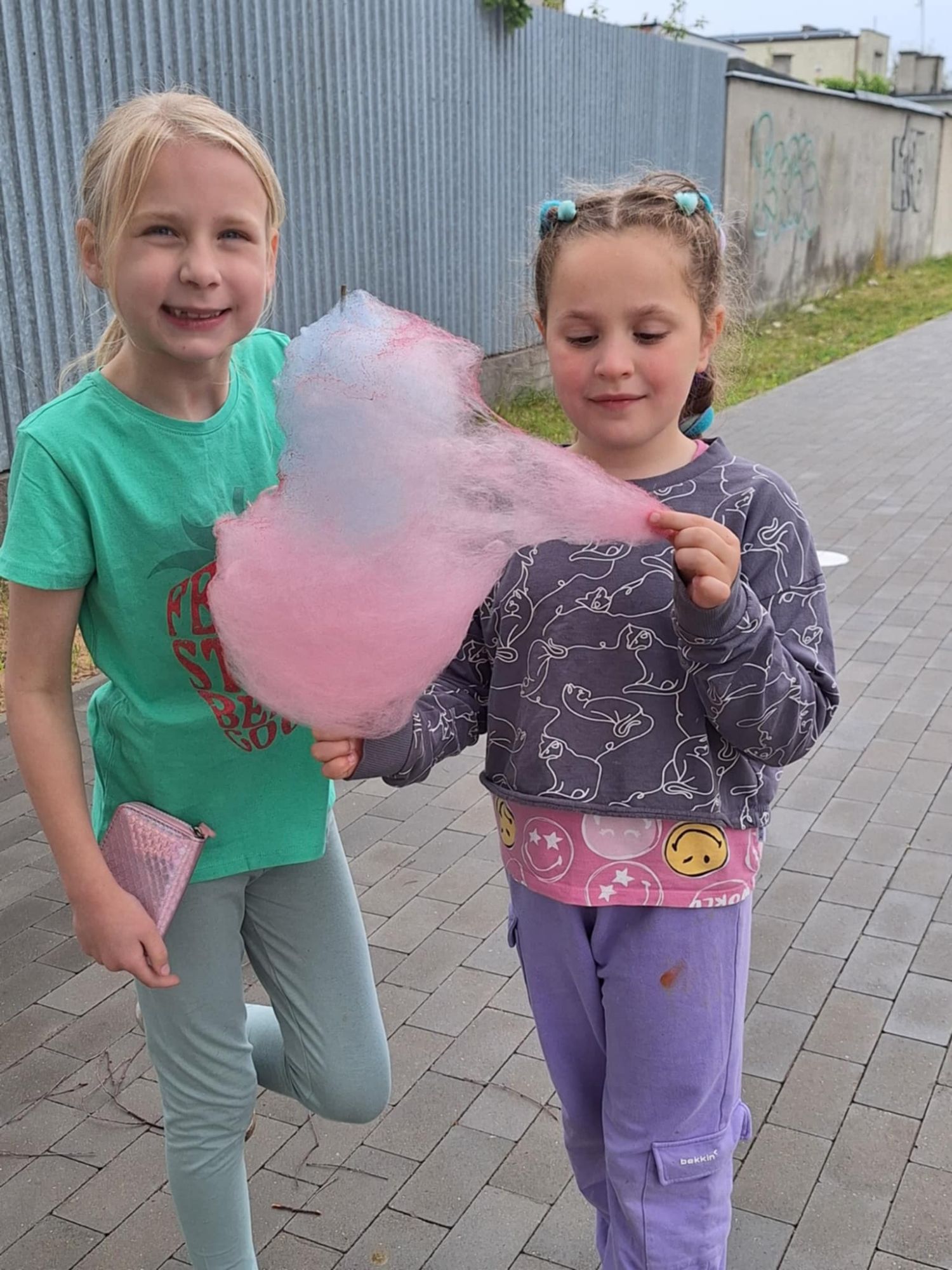 Tegoroczny Dzień Dziecka przywitał nas deszczową aurą, ale mimo chmur i kropel spadających z nieba – radości nie brakowało! Dzieci z entuzjazmem uczestniczyły we wszystkich aktywnościach, a śmiech i dobra zabawa rozgrzewały serca bardziej niż promienie słońca. Udowodniliśmy, że nawet deszczowy dzień może być pełen kolorów i radości, jeśli spędza się go w gronie przyjaciół. To był wyjątkowy Dzień Dziecka – pełen niespodzianek, śmiechu i niezapomnianych chwil! Dziękujemy wszystkim, którzy przyczynili się do zorganizowania tego dnia. Specjalne podziękowania składamy p. Dyrektorowi i Radzie Rodziców za sfinansowanie wszystkich atrakcji.