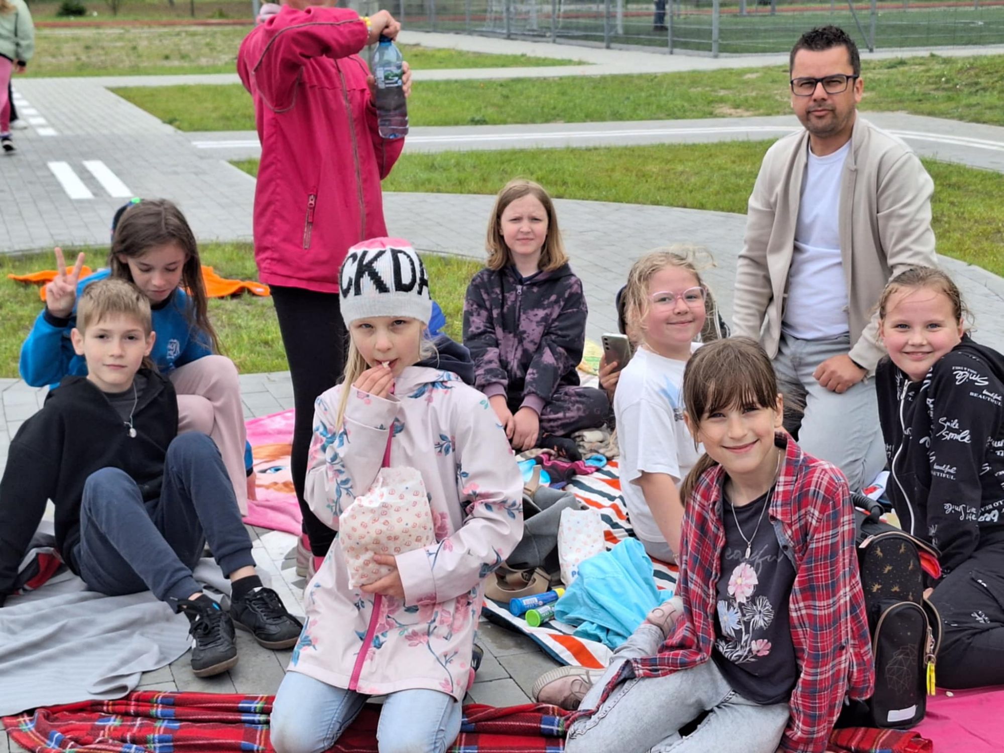 Tegoroczny Dzień Dziecka przywitał nas deszczową aurą, ale mimo chmur i kropel spadających z nieba – radości nie brakowało! Dzieci z entuzjazmem uczestniczyły we wszystkich aktywnościach, a śmiech i dobra zabawa rozgrzewały serca bardziej niż promienie słońca. Udowodniliśmy, że nawet deszczowy dzień może być pełen kolorów i radości, jeśli spędza się go w gronie przyjaciół. To był wyjątkowy Dzień Dziecka – pełen niespodzianek, śmiechu i niezapomnianych chwil! Dziękujemy wszystkim, którzy przyczynili się do zorganizowania tego dnia. Specjalne podziękowania składamy p. Dyrektorowi i Radzie Rodziców za sfinansowanie wszystkich atrakcji.