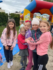 Tegoroczny Dzień Dziecka przywitał nas deszczową aurą, ale mimo chmur i kropel spadających z nieba – radości nie brakowało! Dzieci z entuzjazmem uczestniczyły we wszystkich aktywnościach, a śmiech i dobra zabawa rozgrzewały serca bardziej niż promienie słońca. Udowodniliśmy, że nawet deszczowy dzień może być pełen kolorów i radości, jeśli spędza się go w gronie przyjaciół. To był wyjątkowy Dzień Dziecka – pełen niespodzianek, śmiechu i niezapomnianych chwil!  Dziękujemy wszystkim, którzy przyczynili się do zorganizowania tego dnia. Specjalne podziękowania składamy  p. Dyrektorowi i Radzie Rodziców za sfinansowanie wszystkich atrakcji.