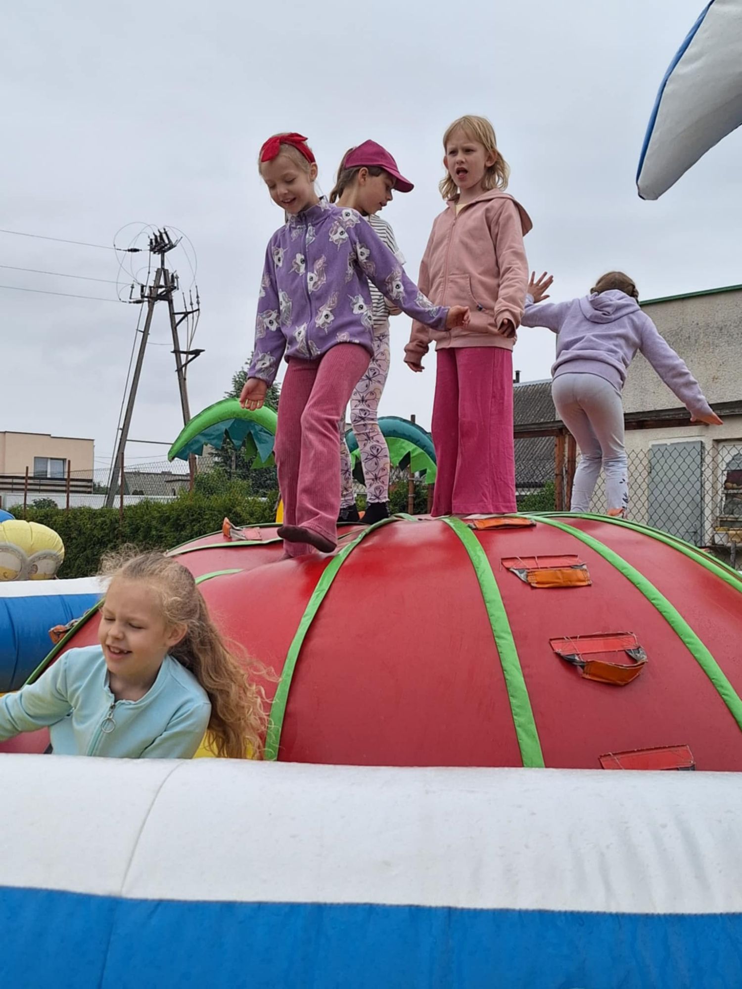 Tegoroczny Dzień Dziecka przywitał nas deszczową aurą, ale mimo chmur i kropel spadających z nieba – radości nie brakowało! Dzieci z entuzjazmem uczestniczyły we wszystkich aktywnościach, a śmiech i dobra zabawa rozgrzewały serca bardziej niż promienie słońca. Udowodniliśmy, że nawet deszczowy dzień może być pełen kolorów i radości, jeśli spędza się go w gronie przyjaciół. To był wyjątkowy Dzień Dziecka – pełen niespodzianek, śmiechu i niezapomnianych chwil! Dziękujemy wszystkim, którzy przyczynili się do zorganizowania tego dnia. Specjalne podziękowania składamy p. Dyrektorowi i Radzie Rodziców za sfinansowanie wszystkich atrakcji.