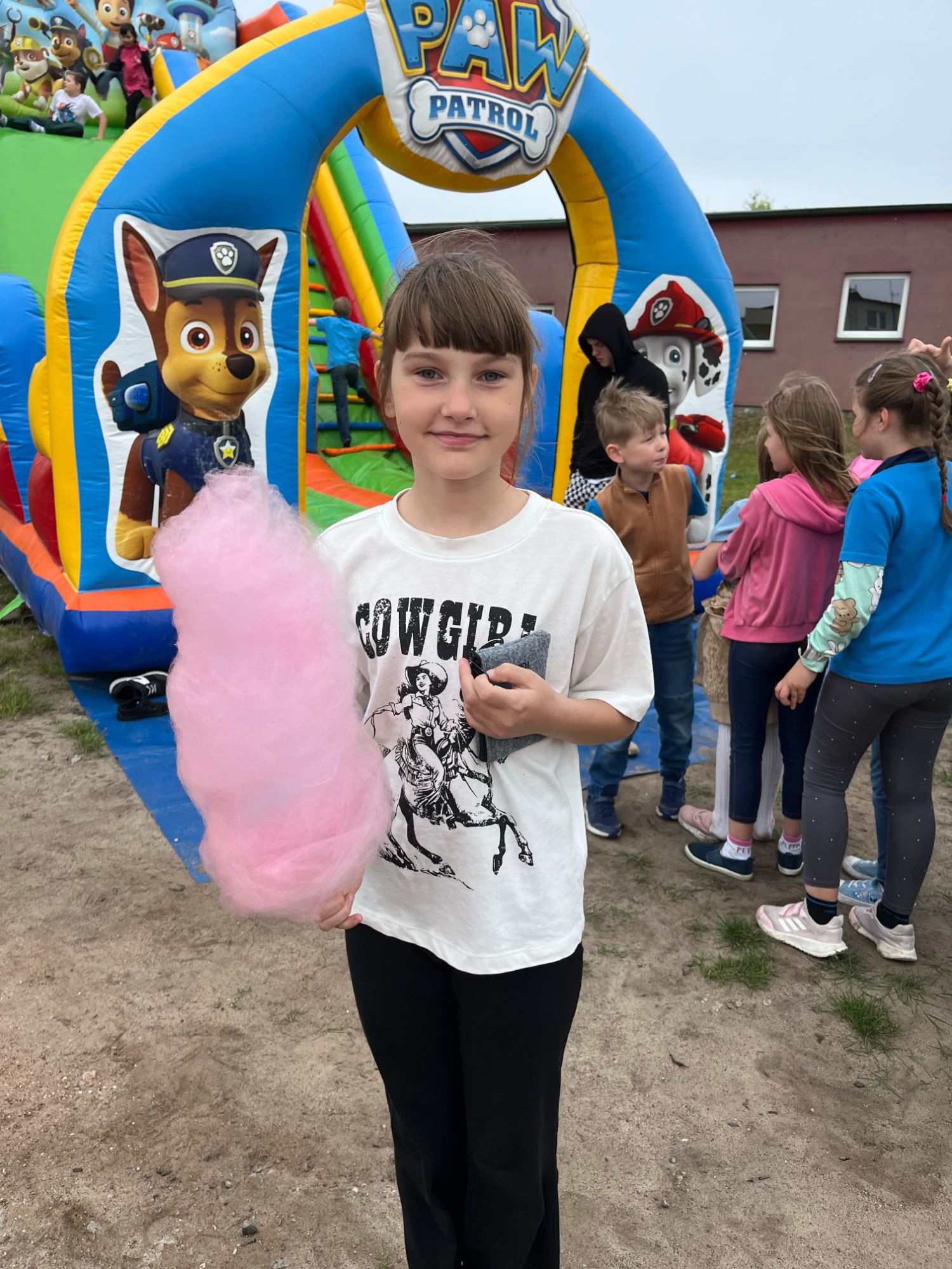 Tegoroczny Dzień Dziecka przywitał nas deszczową aurą, ale mimo chmur i kropel spadających z nieba – radości nie brakowało! Dzieci z entuzjazmem uczestniczyły we wszystkich aktywnościach, a śmiech i dobra zabawa rozgrzewały serca bardziej niż promienie słońca. Udowodniliśmy, że nawet deszczowy dzień może być pełen kolorów i radości, jeśli spędza się go w gronie przyjaciół. To był wyjątkowy Dzień Dziecka – pełen niespodzianek, śmiechu i niezapomnianych chwil! Dziękujemy wszystkim, którzy przyczynili się do zorganizowania tego dnia. Specjalne podziękowania składamy p. Dyrektorowi i Radzie Rodziców za sfinansowanie wszystkich atrakcji.