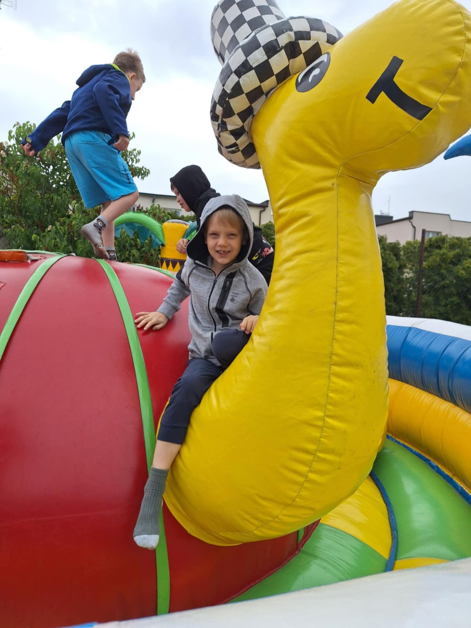 Tegoroczny Dzień Dziecka przywitał nas deszczową aurą, ale mimo chmur i kropel spadających z nieba – radości nie brakowało! Dzieci z entuzjazmem uczestniczyły we wszystkich aktywnościach, a śmiech i dobra zabawa rozgrzewały serca bardziej niż promienie słońca. Udowodniliśmy, że nawet deszczowy dzień może być pełen kolorów i radości, jeśli spędza się go w gronie przyjaciół. To był wyjątkowy Dzień Dziecka – pełen niespodzianek, śmiechu i niezapomnianych chwil! Dziękujemy wszystkim, którzy przyczynili się do zorganizowania tego dnia. Specjalne podziękowania składamy p. Dyrektorowi i Radzie Rodziców za sfinansowanie wszystkich atrakcji.