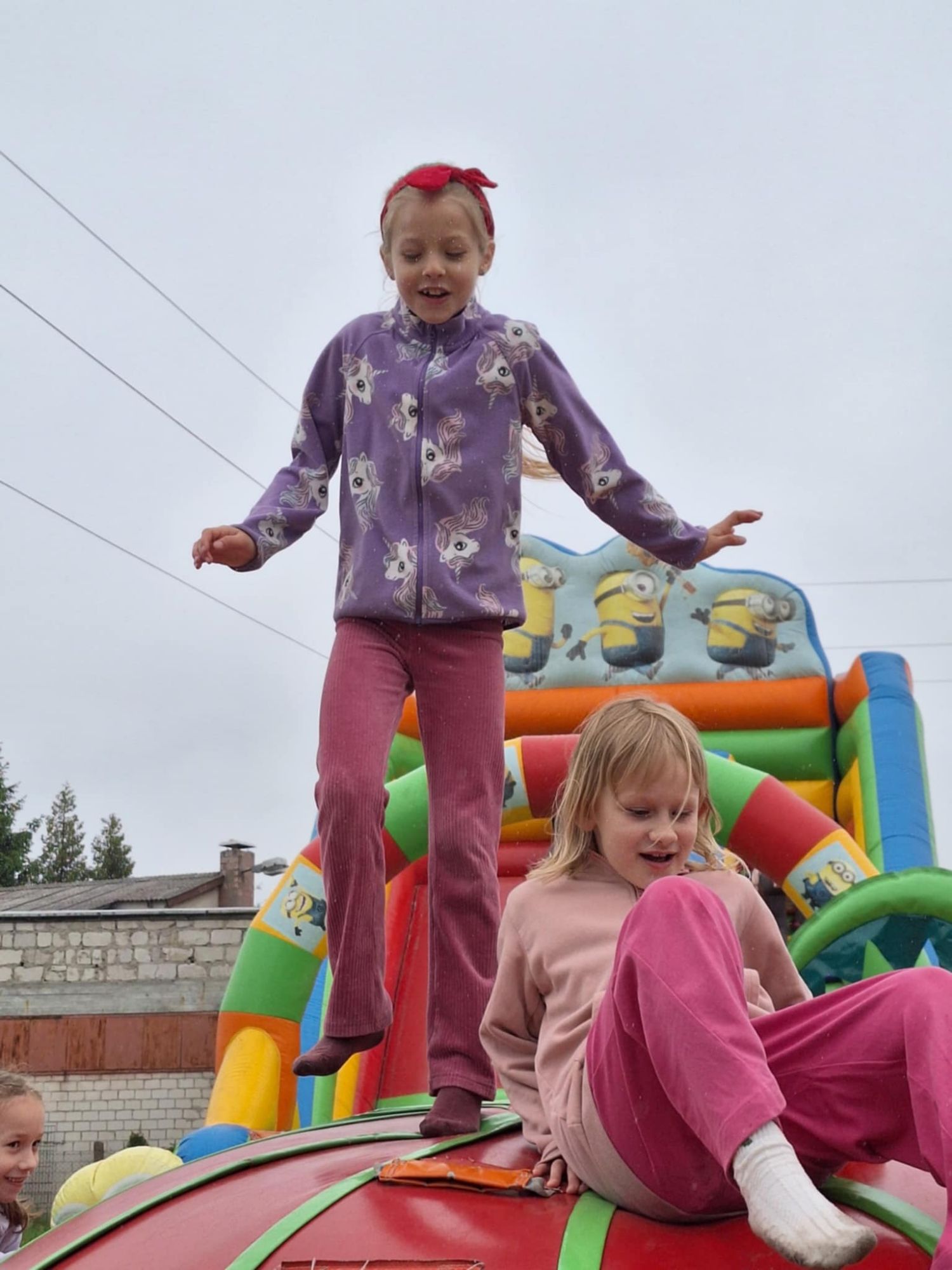 Tegoroczny Dzień Dziecka przywitał nas deszczową aurą, ale mimo chmur i kropel spadających z nieba – radości nie brakowało! Dzieci z entuzjazmem uczestniczyły we wszystkich aktywnościach, a śmiech i dobra zabawa rozgrzewały serca bardziej niż promienie słońca. Udowodniliśmy, że nawet deszczowy dzień może być pełen kolorów i radości, jeśli spędza się go w gronie przyjaciół. To był wyjątkowy Dzień Dziecka – pełen niespodzianek, śmiechu i niezapomnianych chwil! Dziękujemy wszystkim, którzy przyczynili się do zorganizowania tego dnia. Specjalne podziękowania składamy p. Dyrektorowi i Radzie Rodziców za sfinansowanie wszystkich atrakcji.