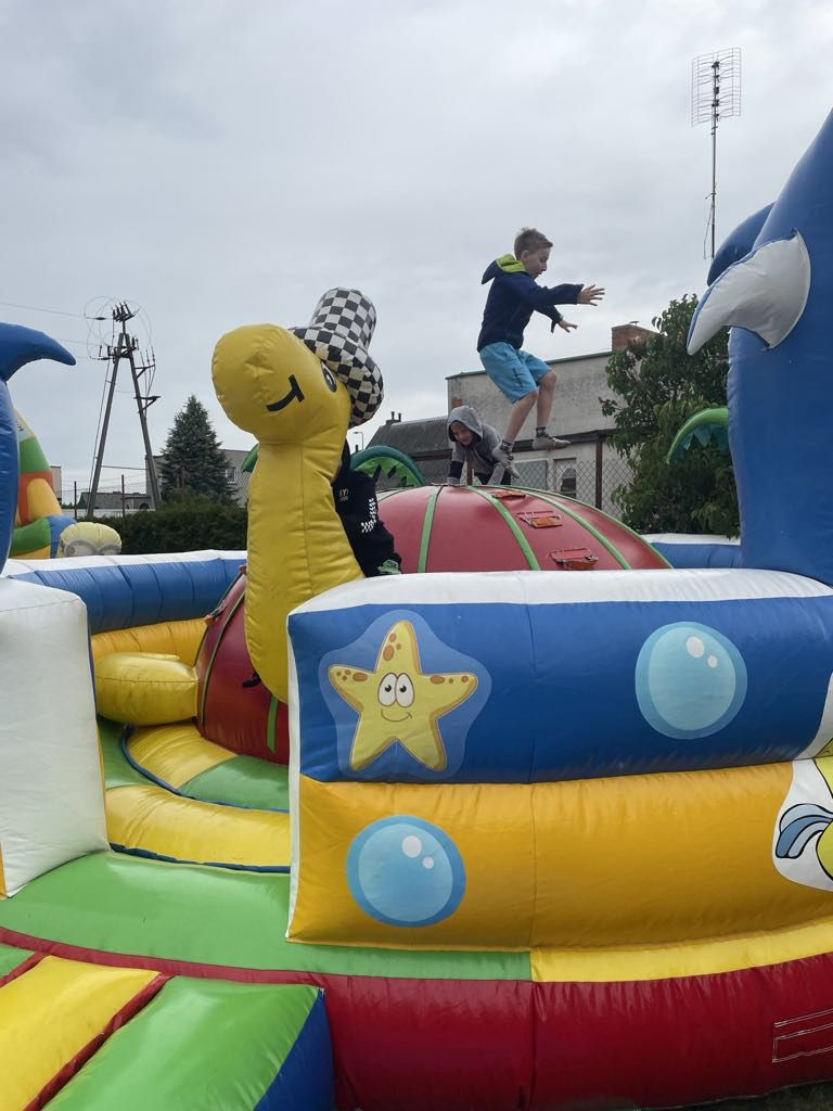 Tegoroczny Dzień Dziecka przywitał nas deszczową aurą, ale mimo chmur i kropel spadających z nieba – radości nie brakowało! Dzieci z entuzjazmem uczestniczyły we wszystkich aktywnościach, a śmiech i dobra zabawa rozgrzewały serca bardziej niż promienie słońca. Udowodniliśmy, że nawet deszczowy dzień może być pełen kolorów i radości, jeśli spędza się go w gronie przyjaciół. To był wyjątkowy Dzień Dziecka – pełen niespodzianek, śmiechu i niezapomnianych chwil! Dziękujemy wszystkim, którzy przyczynili się do zorganizowania tego dnia. Specjalne podziękowania składamy p. Dyrektorowi i Radzie Rodziców za sfinansowanie wszystkich atrakcji.