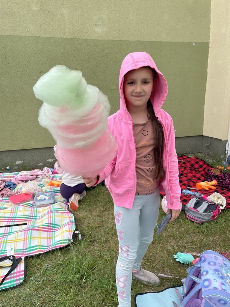 Tegoroczny Dzień Dziecka przywitał nas deszczową aurą, ale mimo chmur i kropel spadających z nieba – radości nie brakowało! Dzieci z entuzjazmem uczestniczyły we wszystkich aktywnościach, a śmiech i dobra zabawa rozgrzewały serca bardziej niż promienie słońca. Udowodniliśmy, że nawet deszczowy dzień może być pełen kolorów i radości, jeśli spędza się go w gronie przyjaciół. To był wyjątkowy Dzień Dziecka – pełen niespodzianek, śmiechu i niezapomnianych chwil! Dziękujemy wszystkim, którzy przyczynili się do zorganizowania tego dnia. Specjalne podziękowania składamy p. Dyrektorowi i Radzie Rodziców za sfinansowanie wszystkich atrakcji.