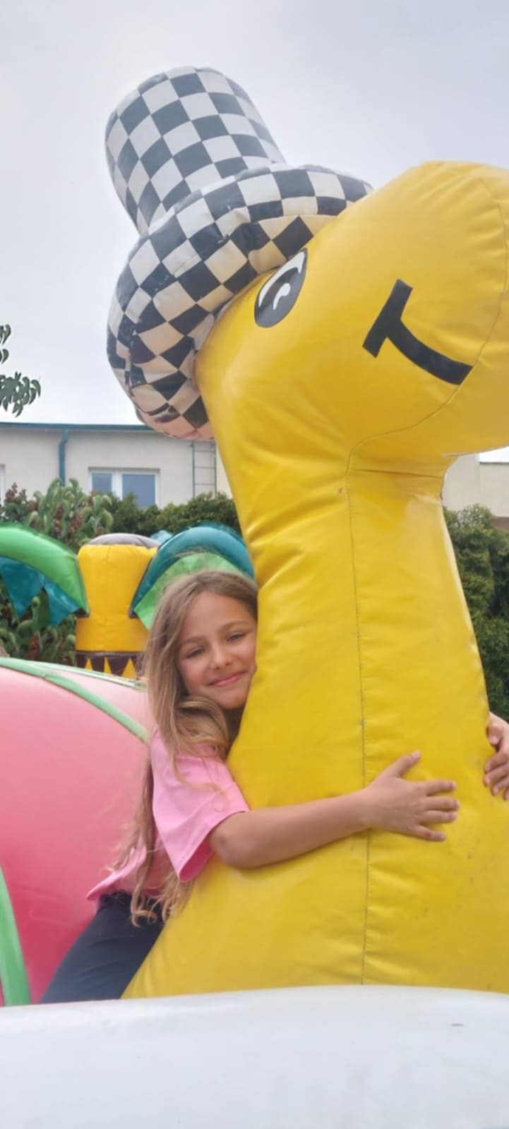 Tegoroczny Dzień Dziecka przywitał nas deszczową aurą, ale mimo chmur i kropel spadających z nieba – radości nie brakowało! Dzieci z entuzjazmem uczestniczyły we wszystkich aktywnościach, a śmiech i dobra zabawa rozgrzewały serca bardziej niż promienie słońca. Udowodniliśmy, że nawet deszczowy dzień może być pełen kolorów i radości, jeśli spędza się go w gronie przyjaciół. To był wyjątkowy Dzień Dziecka – pełen niespodzianek, śmiechu i niezapomnianych chwil! Dziękujemy wszystkim, którzy przyczynili się do zorganizowania tego dnia. Specjalne podziękowania składamy p. Dyrektorowi i Radzie Rodziców za sfinansowanie wszystkich atrakcji.